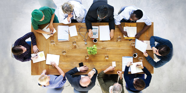 Plusieurs professions autour d’une table