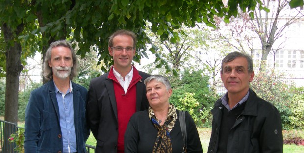 De gauche à droite : Fabrice Labadie (marketing Vetbiobank), Stéphane Maddens (CEO Vetbiobank), la propriétaire du chien Balou arthrosique traité par cellules souches et Eric Viguier (professeur en chirurgie à VetAgro Sup).