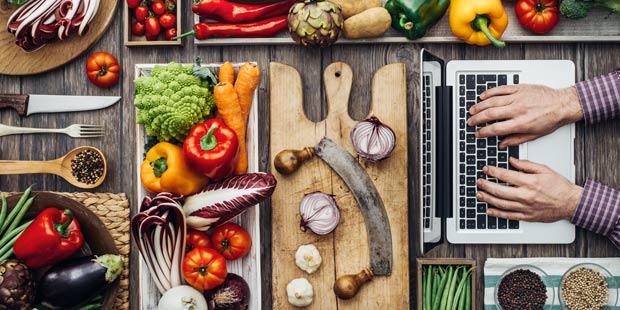 des légumes prêts à cuisiner sur une table