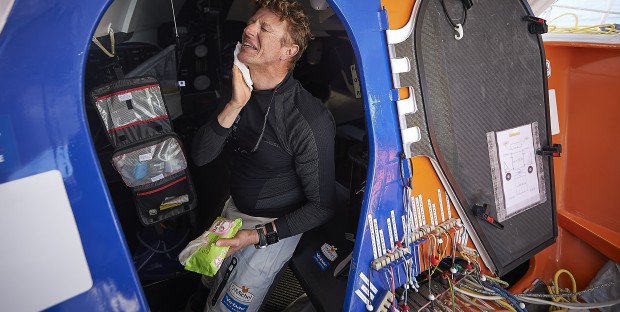 Vendée Globe Challenge 2016, Jean-Pierre Dick est 10° et a doublé Thomas Ruyant et progresse dans l’hémisphère sud.