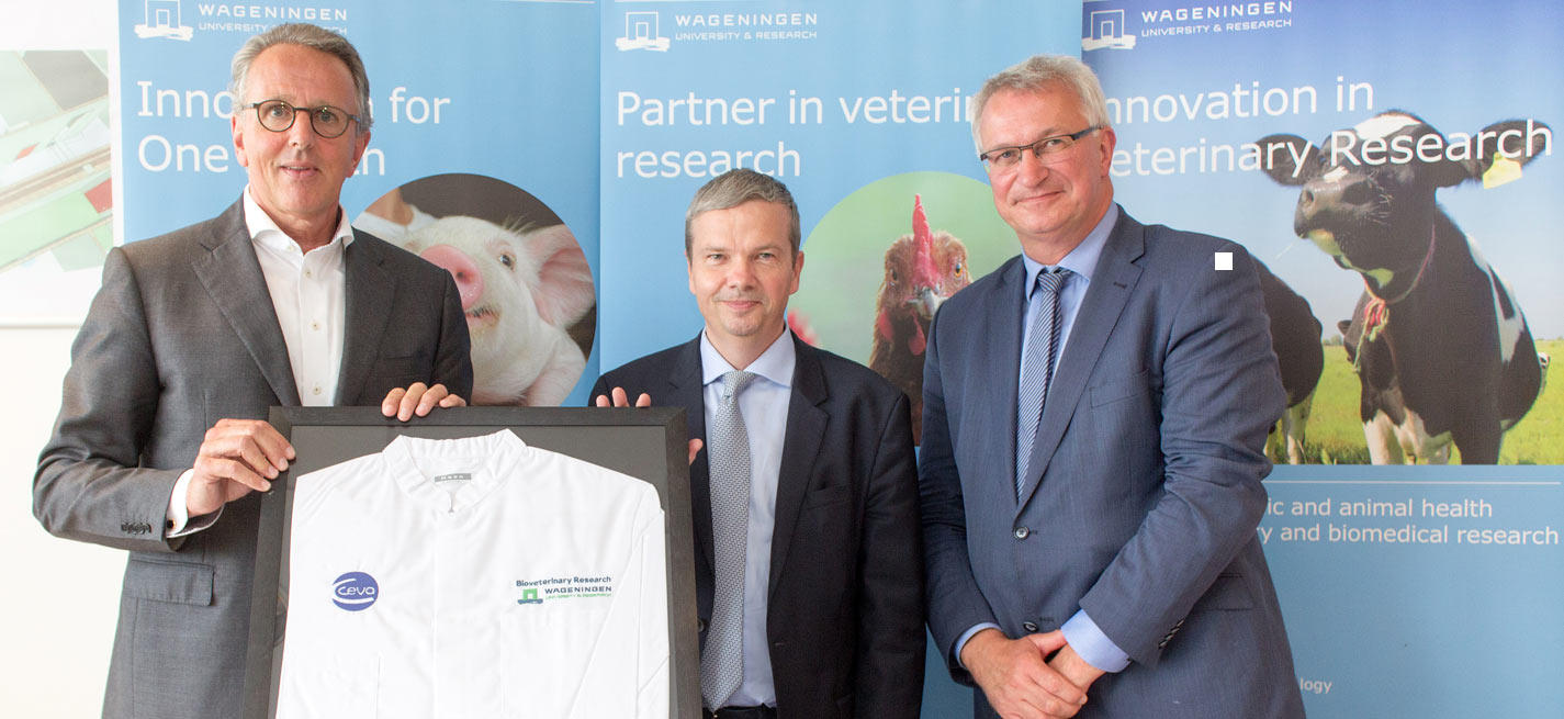 De gauche à droite : Pr. Ludo Hellebrekers, Directeur du Wageningen Bioveterinary Research, Dr. Marc Prikazsky, Président Directeur Général de Ceva Santé Animale, Pr. Martin Scholten, Managing Director of the Animal Sciences Group