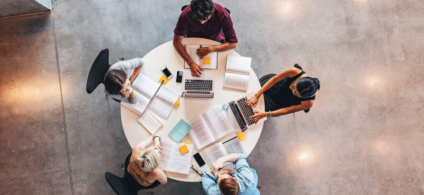 Des étudiants autour d’une table