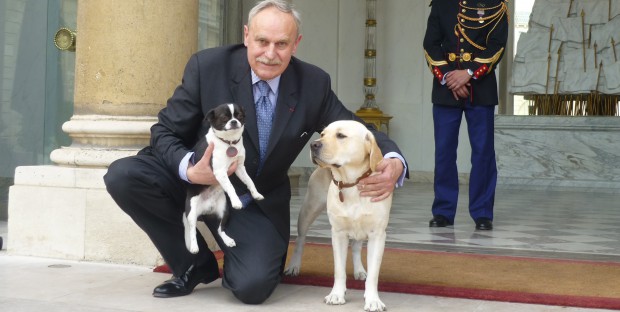 François Lubrina à l’Élysée avec Clara (Labrador de Nicolas Sarkozy) et Dumbledore (Chihuaha de Carla Sarkozy). 