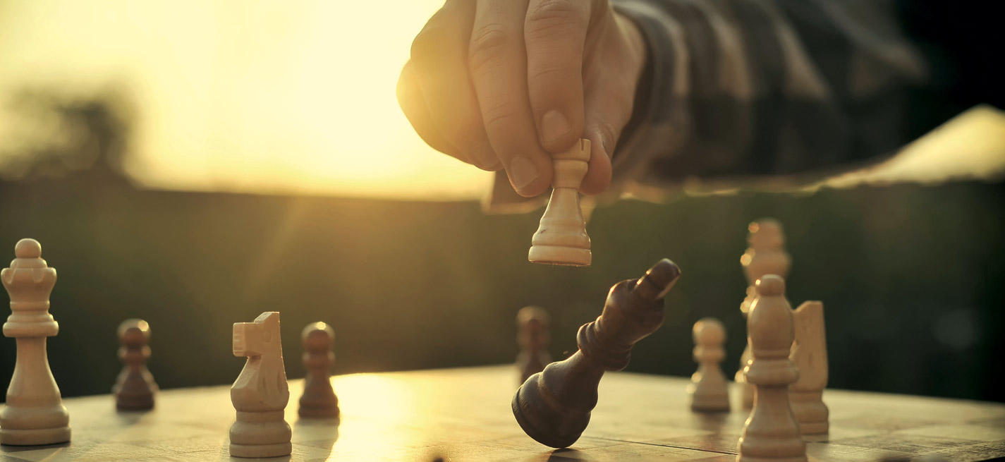 Personne jouant aux échecs