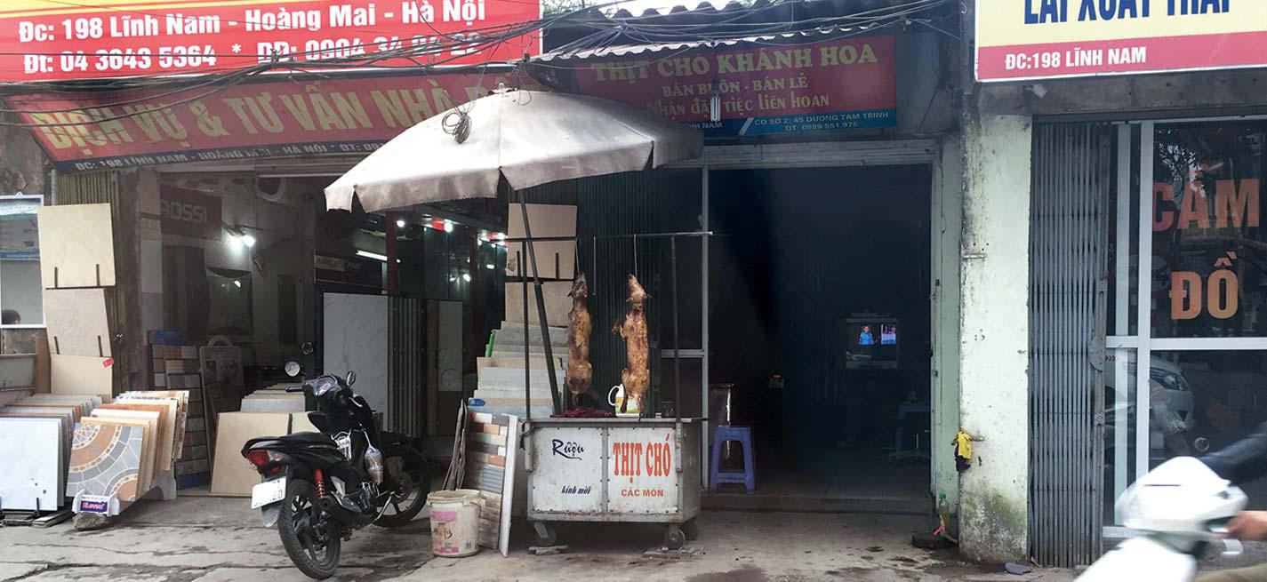 Deux restaurants servant de la viande de chien (thit cho). Même si ce commerce est illégal, les carcasses sont visibles de la rue. 