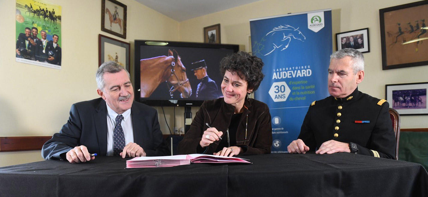 Dr. vét. Jean-Roch Gaillet, directeur général de l’IFCE, Marina Wissink, présidente des Laboratoires Audevard, le Colonel Patrick Teisserenc, écuyer en chef.