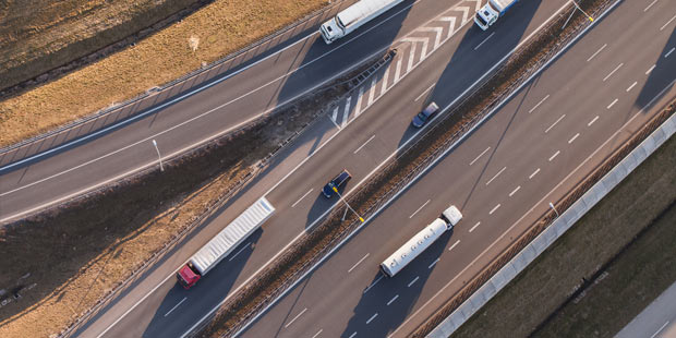 Des camions sur l’autoroute