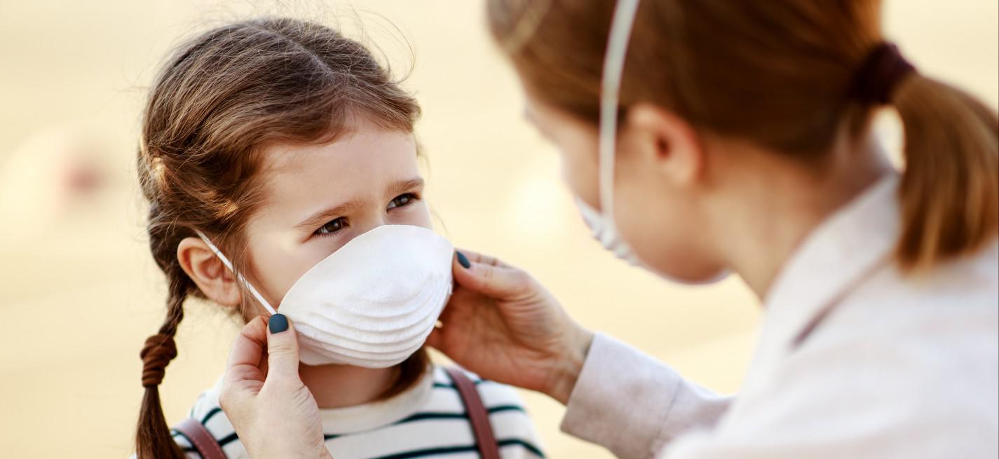 Enfant avec masque