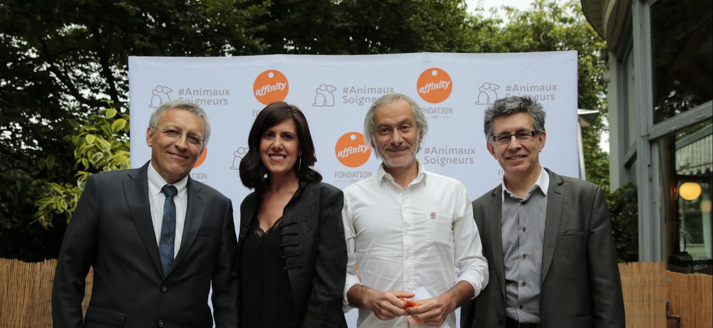 De gauche à droite : Jacques Guérin, Isabel Buil (directrice de la fondation), Thierry Bedossa, Sylvain Moggia (correspondant pour La Semaine Vétérinaire).