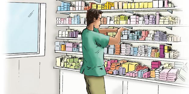 Un vétérinaire dans l'arrière boutique cherche dans le stock médicament.