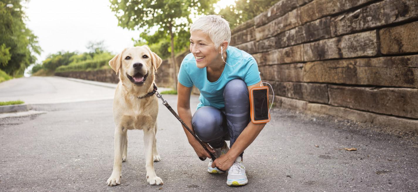 Personne senior et son chien