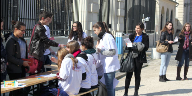 L’accueil des étudiants à l’entrée de l’école le 12 mars 2016