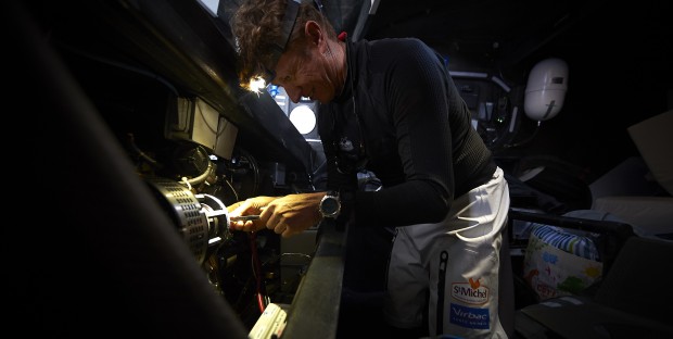 Vendée Globe Challenge, Océan Pacifique, Jean-Pierre Dick répare le chariot de la grande voile par 25 nœuds de vent.