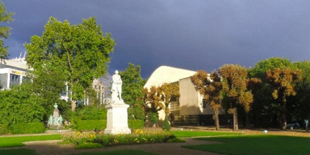 La cour d’honneur rénovée à la fin de l’été 2015, avec la statue de Bourgelat au premier plan, celle de Nocard au second plan ainsi que l’extrémité nord du CHUVA, l’hôpital.