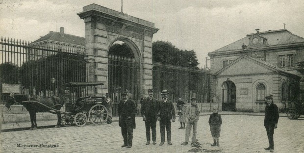 Le portail de l'école vétérinaire d'Alfort au siècle dernier