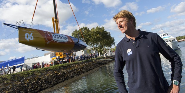 Jean-Pierre Dick lors de la mise à l'eau au chantier Multiplast à Vannes