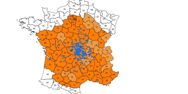 Carte représentant les départements de la zone réglementée pour la FCO (orange) et les foyers( een bleu)