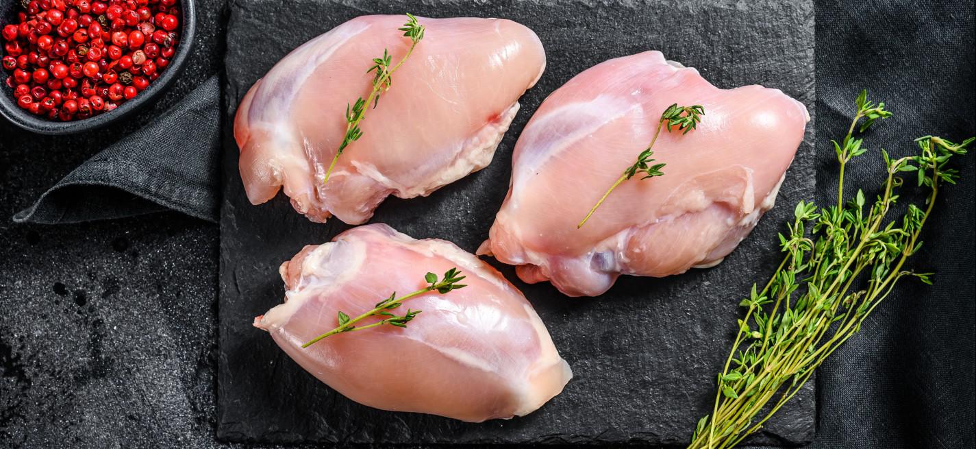 découpe de viande de poulet crue