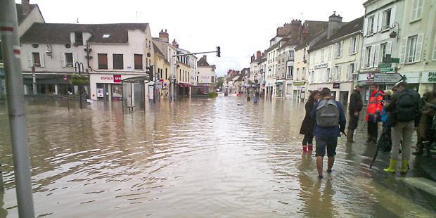 Le centre-ville inondé de Nemours, en Seine-et-Marne.